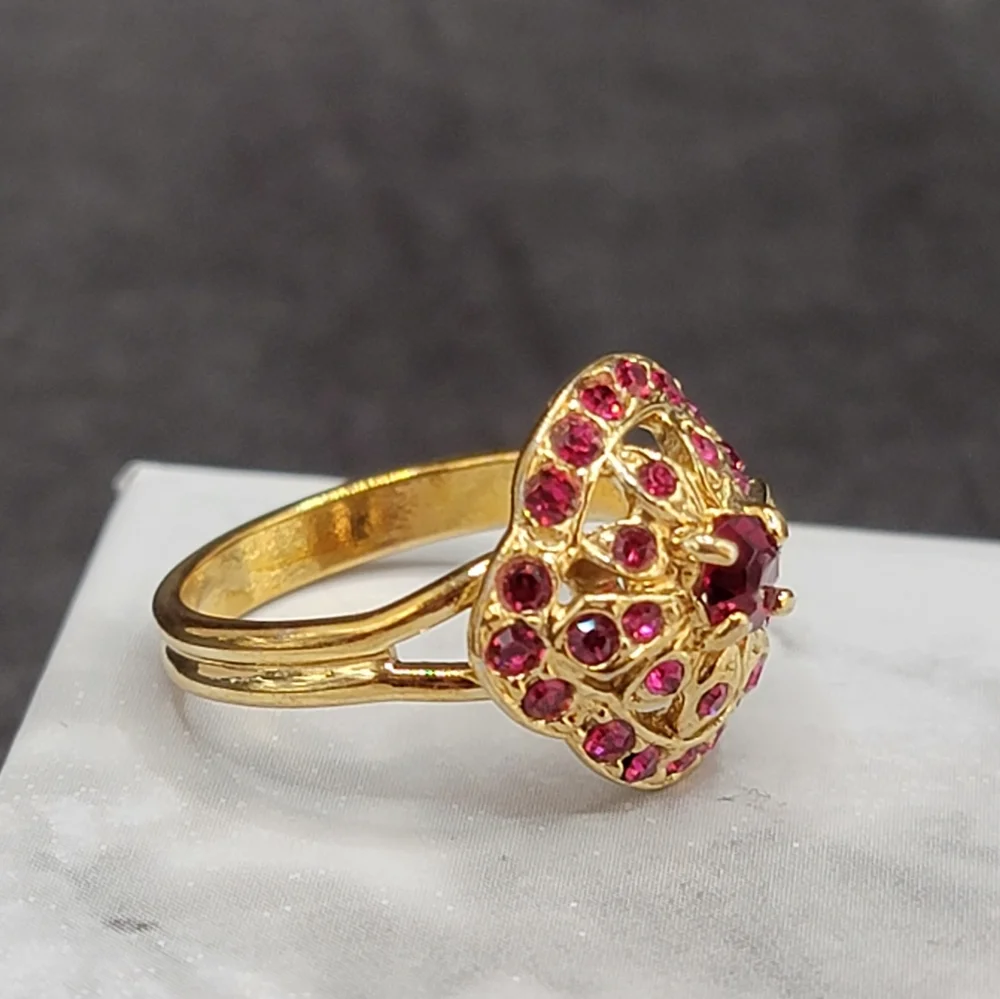 Beautiful Vintage Ring Simulated Ruby Cluster Gold Tone Size 6.5